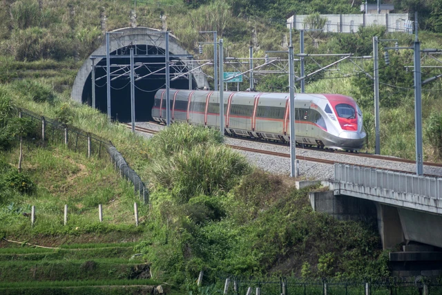 Kereta cepat Whoosh melintas di Ngamprah, Kabupaten Bandung Barat, Jawa Barat, Kamis (31/7/2025). Foto: Abdan Syakura/ANTARA FOTO