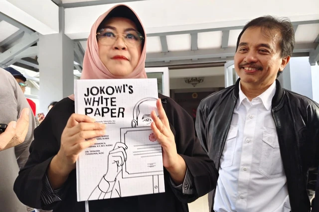 Roy Suryo dan Dokter Tifa tunjukkan buku Jokowi's White Paper karyanya di depan University Club Hotel UGM, Senin (18/8/2025). Foto: Arfiansyah Panji Purnandaru/kumparan