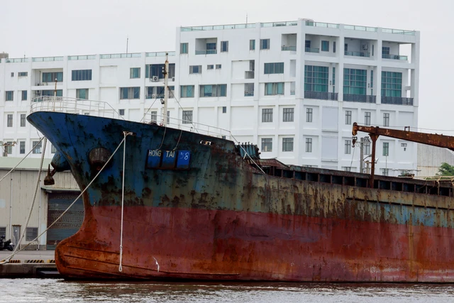 Kapal berawak China Hong Tai 58 berlabuh di Tainan, Taiwan, Kamis (28/8/2025). Foto: Ann Wang/REUTERS