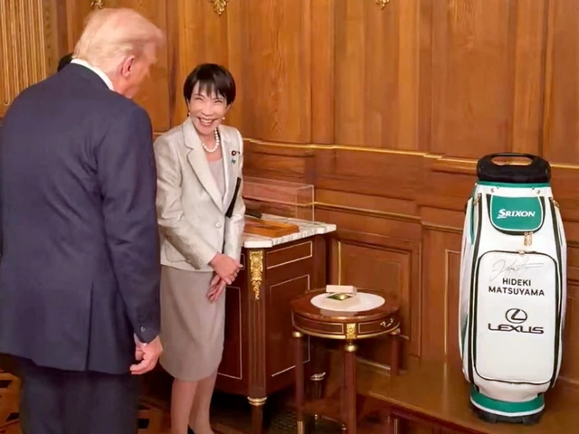 Perdana Menteri Jepang Sanae Takaichi menghadiahkan Presiden AS Donald Trump sebuah putter milik mendiang Perdana Menteri Shinzo Abe, tas golf bertanda tangan Hideki Matsuyama, dan bola golf berlapis emas di Tokyo, Jepang, Selasa (28/10/2025). Foto:  Margo Martin via X/Handout via REUTERS