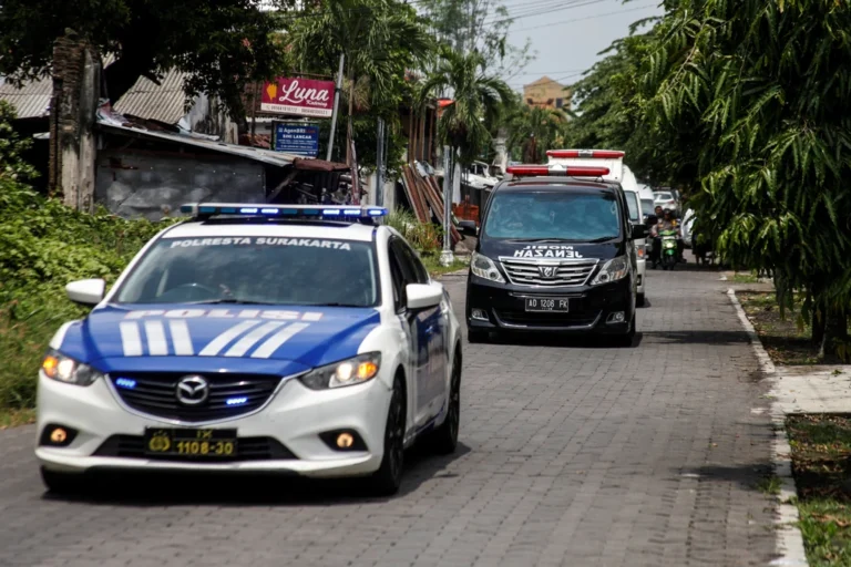 Suasana kedatangan jenazah Raja Keraton Kasunanan Surakarta Hadiningrat Sri Pakubuwono XIII di Solo, Jawa Tengah, Minggu (2/11/2025). Foto: Maulana Surya/ANTARA FOTO