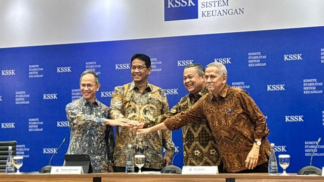 Menteri Keuangan Purbaya Yudhi Sadewa, Gubernur BI Perry Warjiyo, Ketua Dewan Komisioner OJK Mahendra Siregar dan Ketua Dewan Komisioner LPS Anggito Abimanyu dalam Konferensi Pers KSSK di Kantor BI, Senin (3/11/2025). Foto: Ave Airiza Gunanto/kumparan