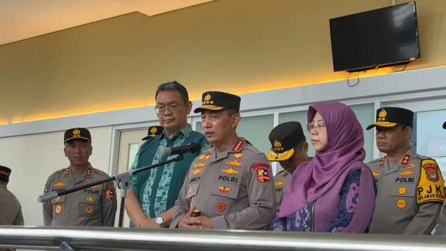 Kapolri Jenderal Listyo Sigit Prabowo bersama Ketua KPAI Margaret Aliyatul Maimunah dan Dirut RS Islam Cempaka Putih menyampaikan keterangan pers terkait korban ledakan di SMAN 72 Jakarta di RS Islam Cempaka Putih, Jakarta, Sabtu (8/11/2025). Foto: Rayyan Farhansyah/kumparan
