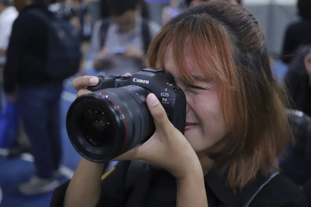 Tamu undangan menjajal produk terbaru Canon, EOS R6 Mark III dan EOS C50, dalam acara peluncuran di CGV FX Sudirman, Jakarta, Selasa (11/11/2025).