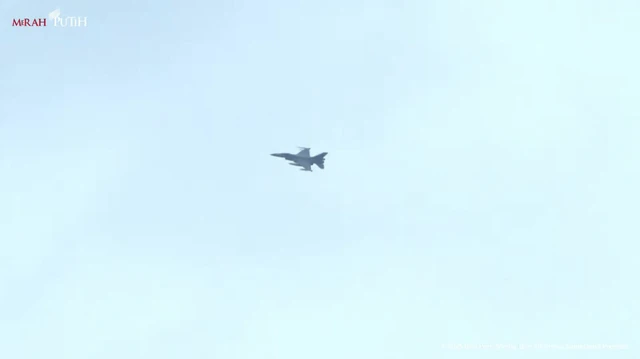 Pesawat jet tempur F-16 terbang saat mengawal kedatangan Raja Jordania Abdullah II ibn Al Hussein di langit Jakarta, Jumat (14/11/2025). Foto: Youtube/Sekretariat Presiden