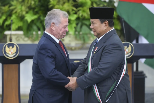 Presiden Prabowo Subianto (kanan) berjabat tangan dengan Raja Kerajaan Yordania Hasyimiah Abdullah II Ibnu Al Hussein (kiri) saat menerima gelar kehormatan di Istana Merdeka, Jakarta, Jumat (14/11/2025). Foto: Galih Pradipta/ANTARA FOTO