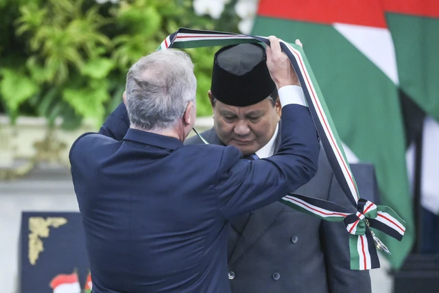Presiden Prabowo Subianto (kanan) menerima gelar kehormatan dari Raja Kerajaan Yordania Hasyimiah Abdullah II Ibnu Al Hussein (kiri) di Istana Merdeka, Jakarta, Jumat (14/11/2025). Foto: Galih Pradipta/ANTARA FOTO
