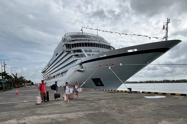 Kapal pesiar bersandar di Pelabuhan Benoa, Bali.