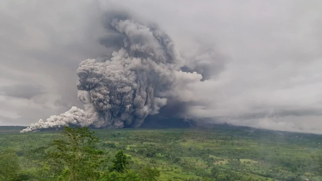 Erupsi Gunung Semeru, Rabu (19/11/2025). Foto: Dok. Badan Geologi