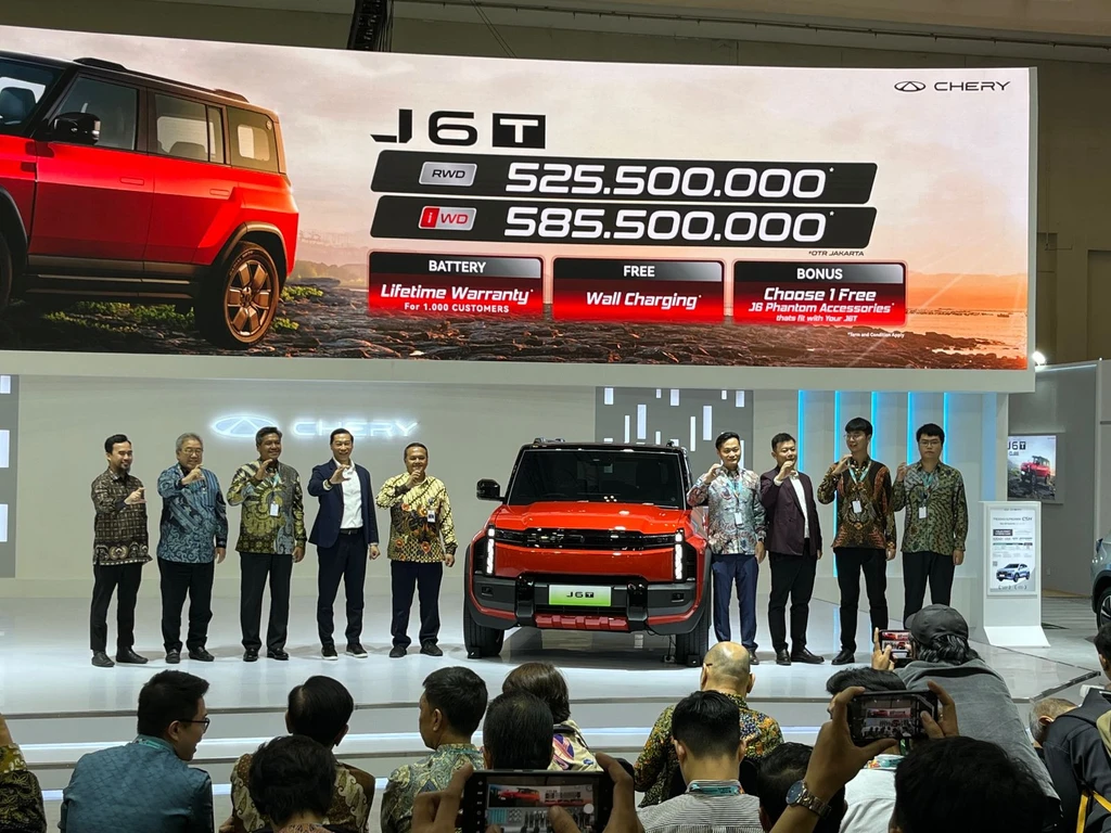Peluncuran harga Chery J6T di GJAW 2025, Jumat (21/11/2025). Foto: Syahrul Ghiffari/kumparan