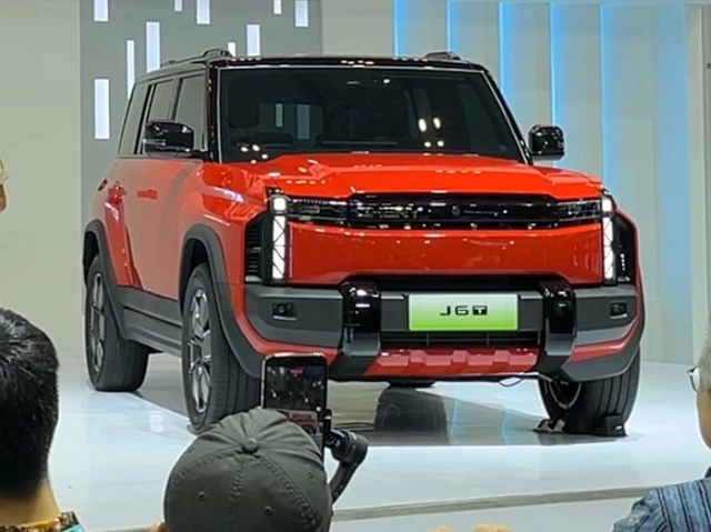 Banderol mobil listrik Chery J6T di Gaikindo Jakarta Auto Week (GJAW) 2025