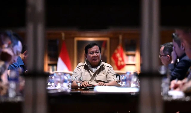Presiden Prabowo Subianto mengadakan pertemuan dengan sejumlah anggota Kabinet Merah Putih di kediamannya di Hambalang, Bogor, pada Minggu (23/11/2025). Foto: Instagram/ @sekretariat.kabinet