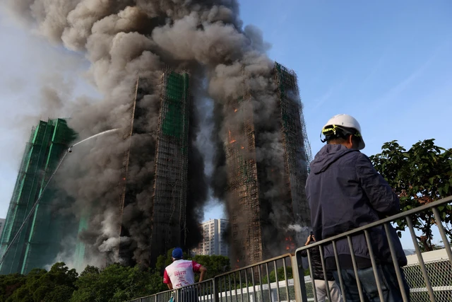 Petugas darurat berupaya memadamkan api yang membakar perancah bambu di beberapa gedung di perumahan Wang Fuk Court di Tai Po, Hong Kong, Rabu (26/11/2025). Foto: Tyrone Siu/REUTERS