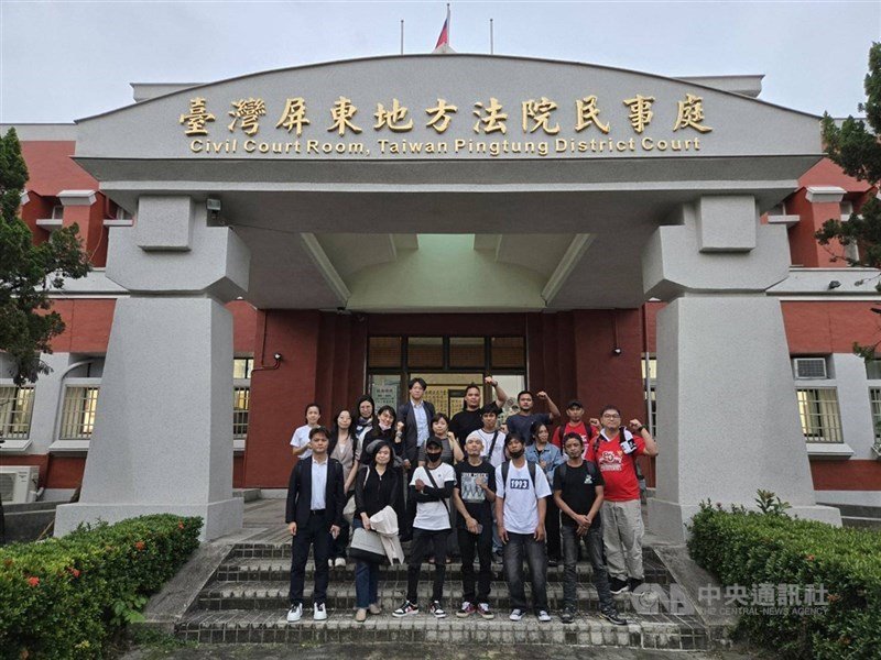 Delapan anak buah kapal migran Indonesia dan yang lainnya di Pengadilan Distrik Pingtung hari Selasa. (Sumber Foto : CNA, 19 November 2025)