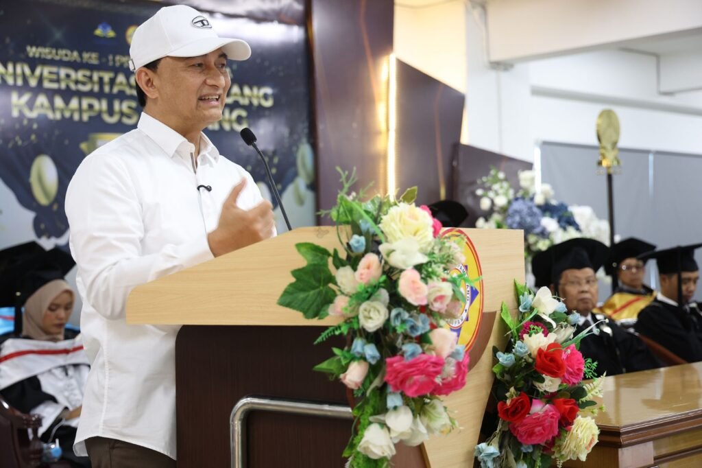 Wakil Gubernur Banten Ahmad Dimyati Natakusumah pada wisuda perdana Universitas Pamulang (Unpam) Kampus Serang di Jl. Raya Jakarta Km. 5 No. 6, Kalodran, Kota Serang, Minggu (9/11/2025). PORTALBMI.ID