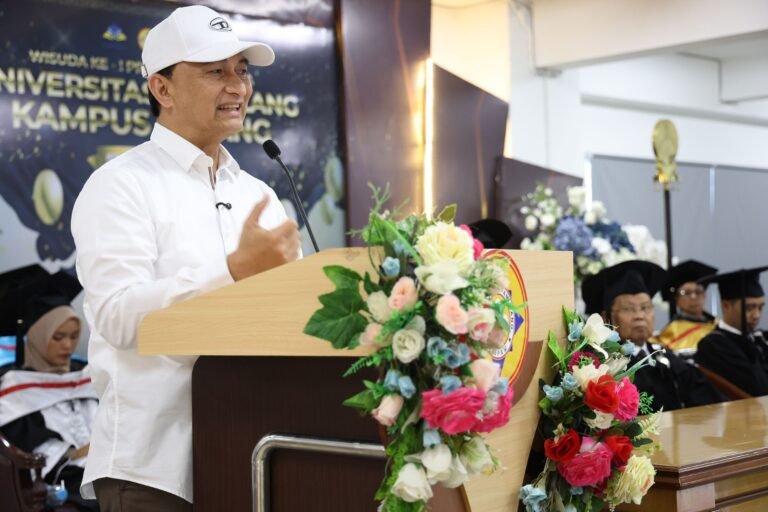Wakil Gubernur Banten Ahmad Dimyati Natakusumah pada wisuda perdana Universitas Pamulang (Unpam) Kampus Serang di Jl. Raya Jakarta Km. 5 No. 6, Kalodran, Kota Serang, Minggu (9/11/2025). PORTALBMI.ID