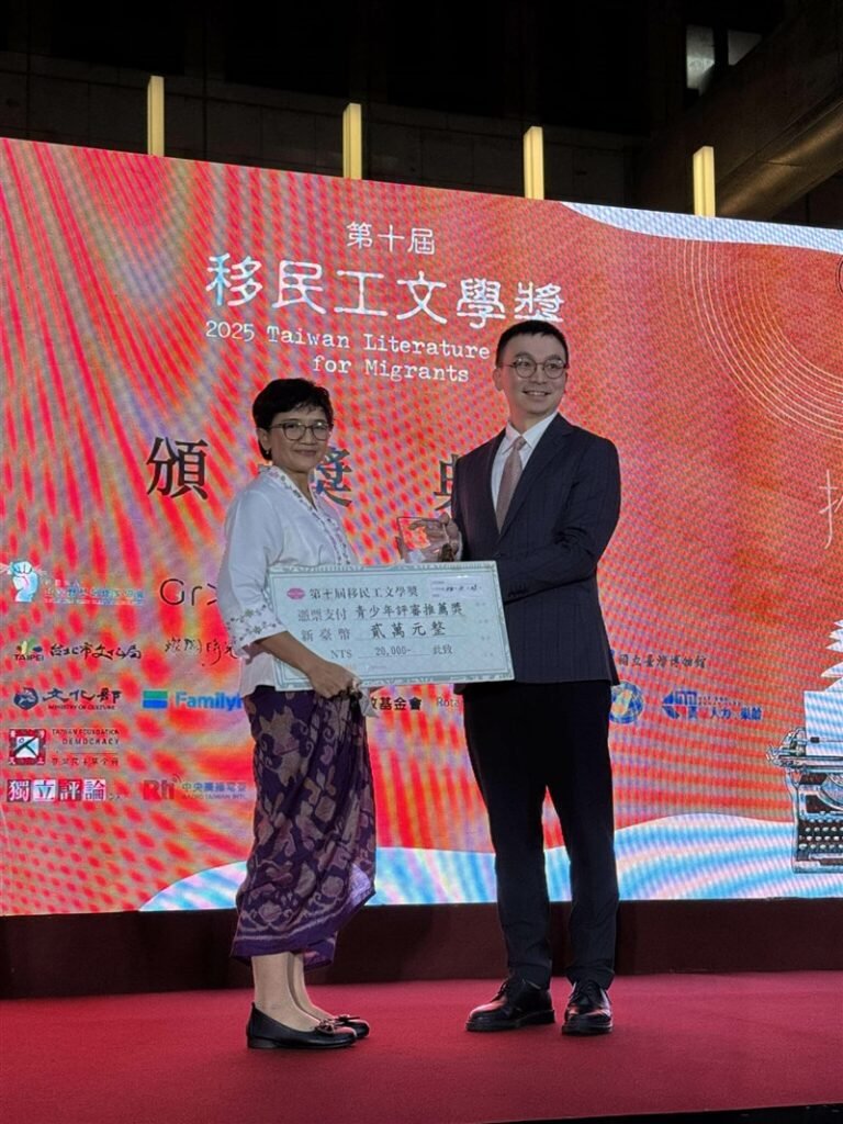 Erin Sumarsini, PMI dari Chiayi menang kategori Teen Choice Award (Pilihan Juri Remaja). (Sumber Foto : Chang Chen, Brilliant Time).