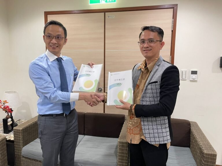 Ketua STABN Raden Wijaya, Dr. Sulaiman, M.Pd., Ph.D., menandatangani Nota Kesepahaman (MoU) dengan pihak mitra Mr Gary Agency Taiwan Sheng He, di Pusat Koata Taipei, Taiwan. FOTO; Verry01/ PORTALBMI.ID