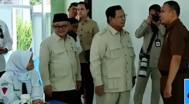 Presiden Prabowo bertemu dengan guru pengajar Furqon Nurahman, alumni Fakultas Keguruan dan Ilmu Pendidikan (FKIP) Program Studi Pendidikan Guru Sekolah Dasar (PGSD) Universitas Muhammadiyah Prof.DR. HAMKA (Uhamka)