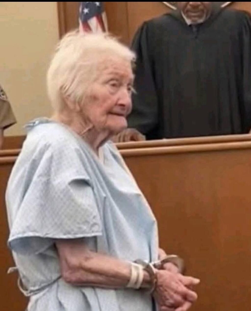 Ny Helen, seorang nenek berusia 91 tahun, memasuki ruang sidang dengan tangan dan kaki yang diborgol.