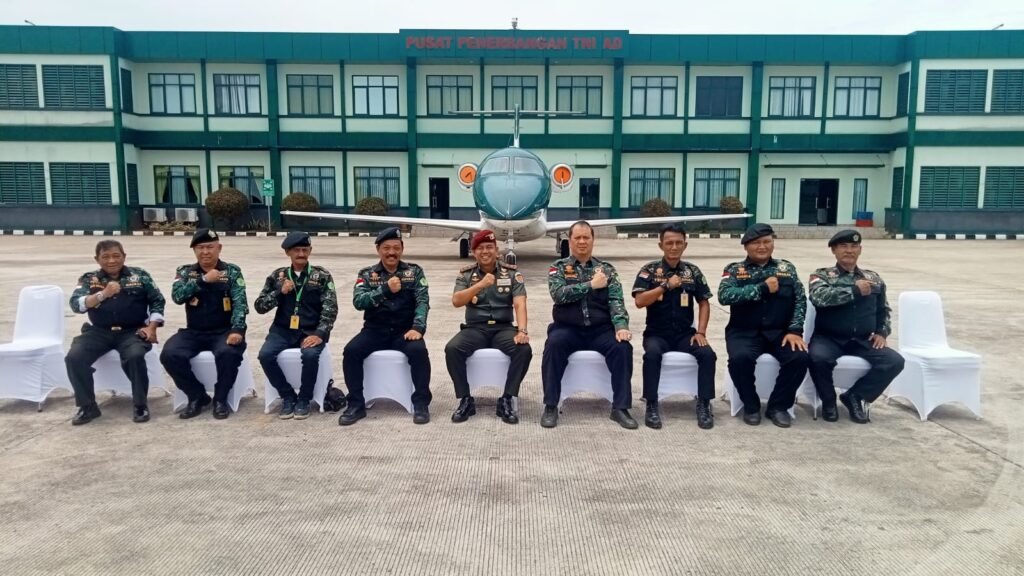 Danpuspenerbad Mayjen TNI Zainuddin bersama Ketum HIPAKAD Haryara Tambunan, ketua HIPAKAD DPC Tangsel beserta jajaran di PUSPENERBAD Pondok cabe, Rabu 05/11/2025. FOTO; Deny/portalbmi,id