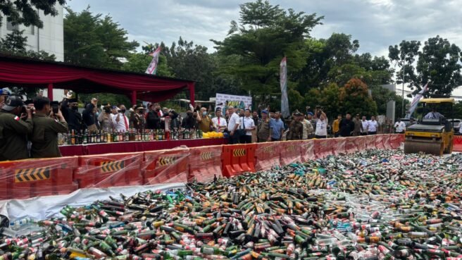 Pemusnahan miras itu dipimpin langsung oleh Walikota Tangsel Benyamin Davnie dan dihadiri oleh unsur Forum Koordinasi Pimpinan Daerah (Forkopimda). PORTALBMI.ID