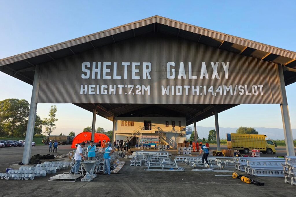 Personel PLN sedang melakukan pengecekan material tower darurat yang berada di Landasan Udara Sultan Iskandar Muda, Aceh.