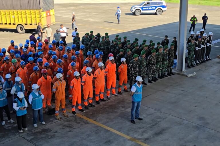 Tim gabungan tanggap bencana dari PLN dan TNI all out melaksanakan Apel Siaga Team Recovery Bencana Aceh di Landasan Udara Sultan Iskandar Muda (29/11)