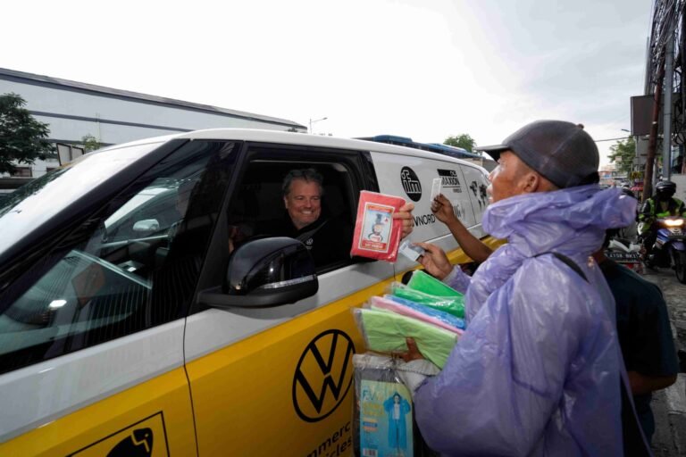 Perjalanan ID. BUZZ World Tour di Indonesia dimulai dengan kisah yang tak biasa.