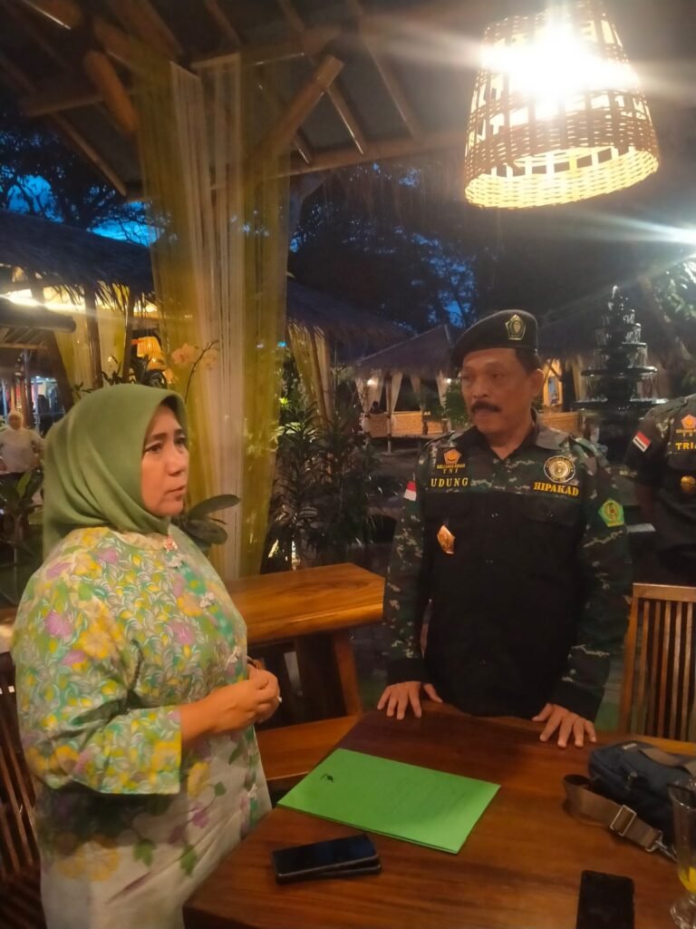 Founder CSR / ketua UMKM Tangsel Hj Lista Huurustiati sekaligus Penasihat Hipakad DPC Tangerang Selatan bersama ketua Udung Darmasukana. FOTO; DENY/PORTALBMI.ID 