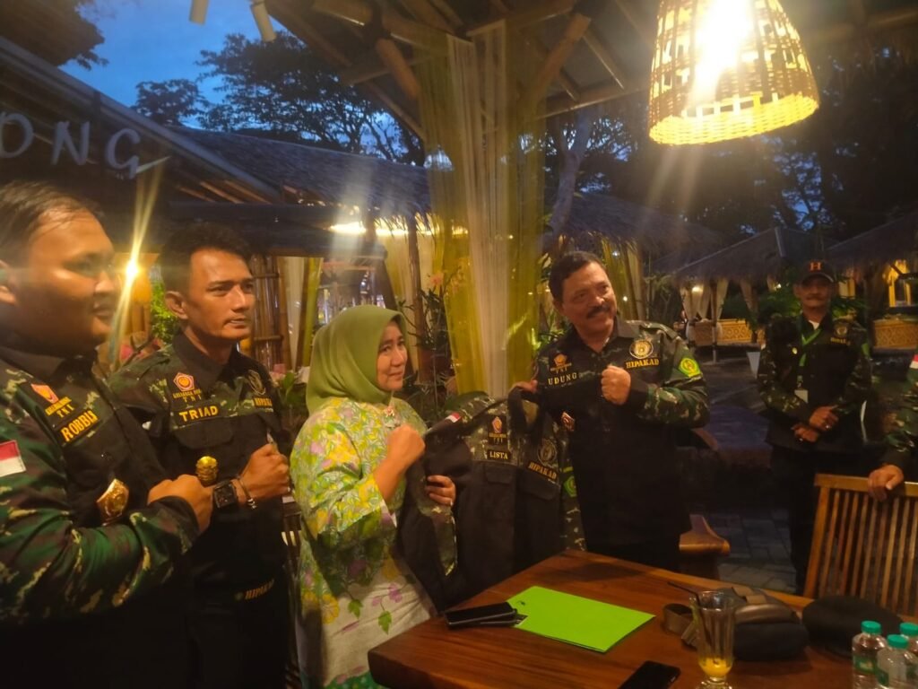 Udung Darmasukana (UDM) memberikan baju HIPAKAD untuk Hj Lista Hurustiati selaku penasihat di HIPAKAD DPC Tangsel, FOTO; DENY/PORTALBMI.ID