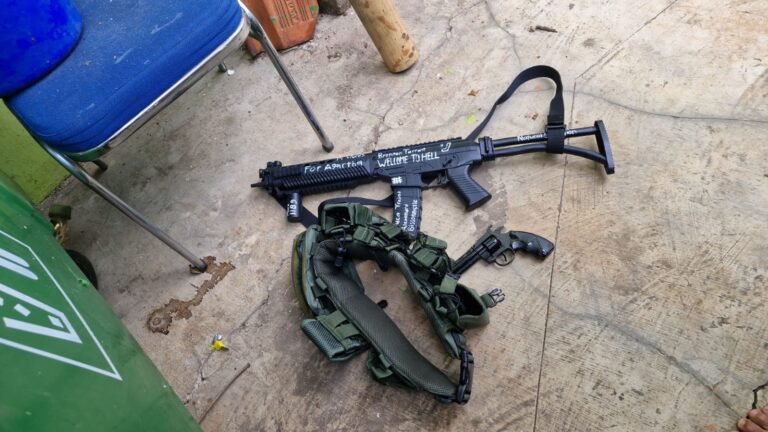 Senapan mainan yang ditemukan usai ledakan di masjid di SMAN 72 Jakarta, Kelapa Gading, Jakarta, Jumat (7/11/2025).