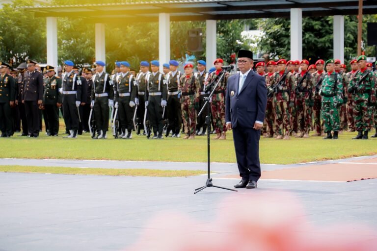 Gubernur Banten Andra Soni bertindak sebagai Inspektur Upacara Ziarah Nasional dalam rangka Peringatan Hari Pahlawan Tahun 2025. FOTO: PORTALBMI.ID