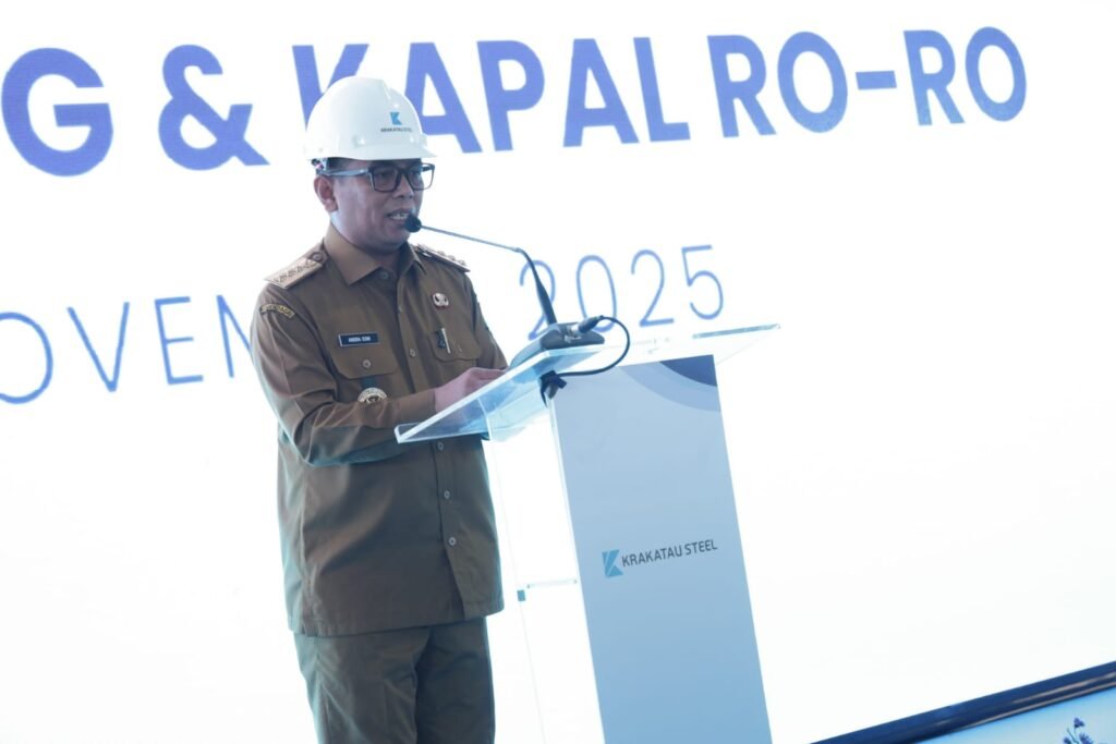 Gubernur Andra Soni saat menghadiri Peluncuran Jalur Logistik Multimoda Kereta Api dan Kapal Roro di Dermaga PT Krakatau Bandar Samudera (KBS), Kota Cilegon, Selasa (18/11/2025).