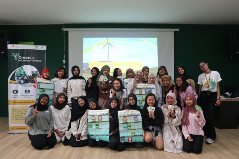 GAWIREA (Girls and Women in Renewable Energy Academy), dalam membantu masyarakat pesisir memahami energi terbarukan dan ketahanan iklim.