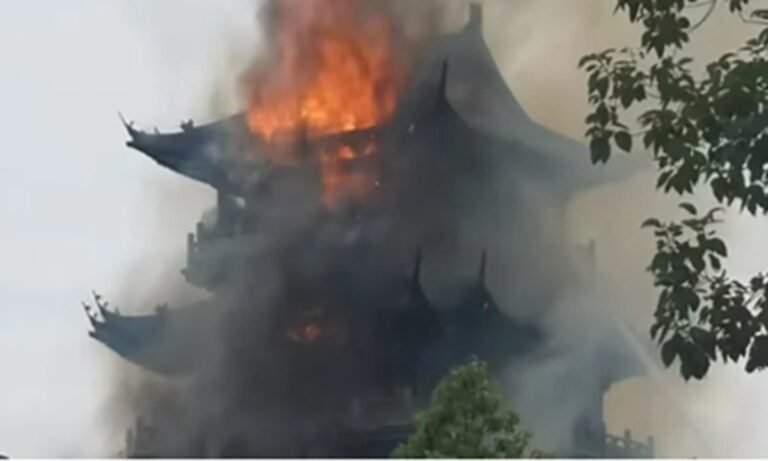 Kebakaran menghanguskan sebuah pagoda di dalam kuil. (Foto: Tangkapan layar media sosial)