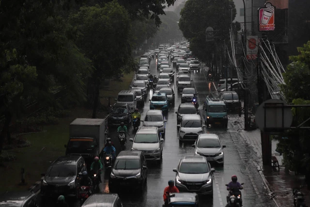 Ilustrasi lalu lintas jalan raya saat hujan. Foto: Jamal Ramadhan/kumparan