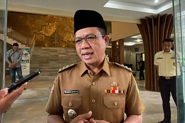 Bupati Bandung Dadang Supriatna saat dimintai keterangan terkait asap tebal akibat pembakaran sampah di TPS Sukamukti, Katapang, Kabupaten Bandung yang menyebabkan 15 anak terkena ISPA di Soreang, Kabupaten Bandung, Senin (24/6) . Foto: kumparan