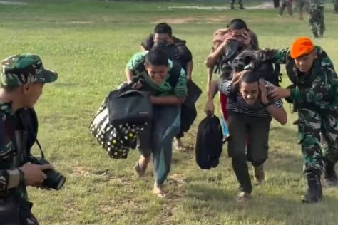 Sebanyak 150 siswa yang terisolasi akibat bencana di Tapanuli, Sumatera Utara, dievakuasi menggunakan pesawat milik TNI. Foto: Instagram/@antonsahalaperkasakosasih