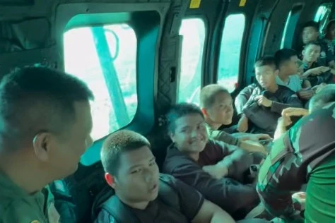 Sebanyak 150 siswa yang terisolasi akibat bencana di Tapanuli, Sumatera Utara, dievakuasi menggunakan pesawat milik TNI. Foto: Instagram/@antonsahalaperkasakosasih