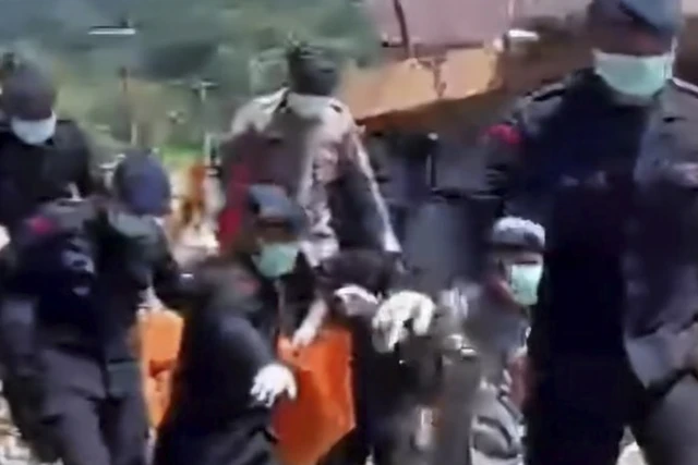 Personel Brimob Polda Sumut menemukan satu jenazah wanita Lansia. Foto: Instagram/ @brimobpoldasumut