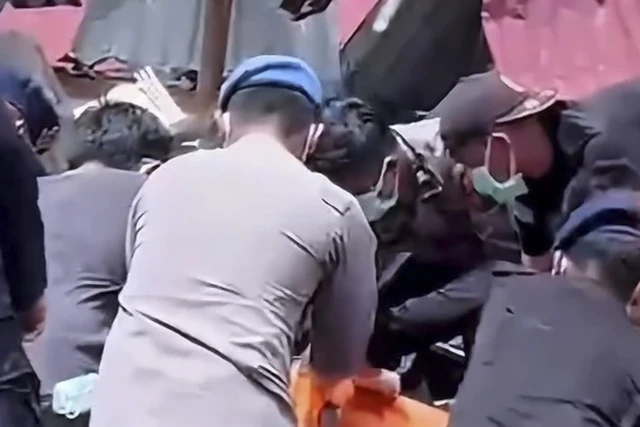 Personel Brimob Polda Sumut menemukan satu jenazah wanita Lansia. Foto: Instagram/ @brimobpoldasumut