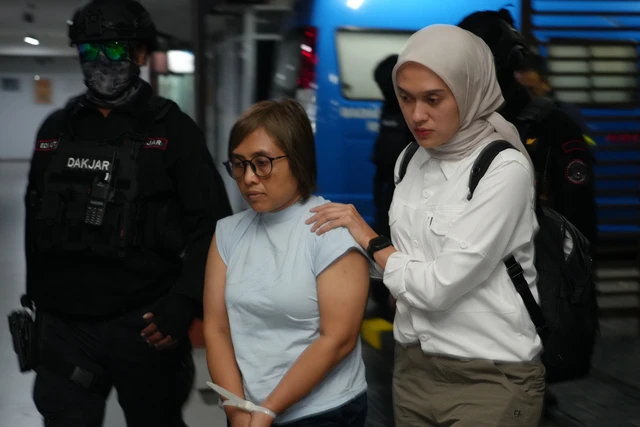 Buronan internasional yang menyelundupkan 2 ton narkoba jenis sabu Dewi Astutik alias Mami (kiri) tiba di Bandara Soekarno-Hatta, Tangerang, Banten, Selasa (2/11/2025). Foto: BNN