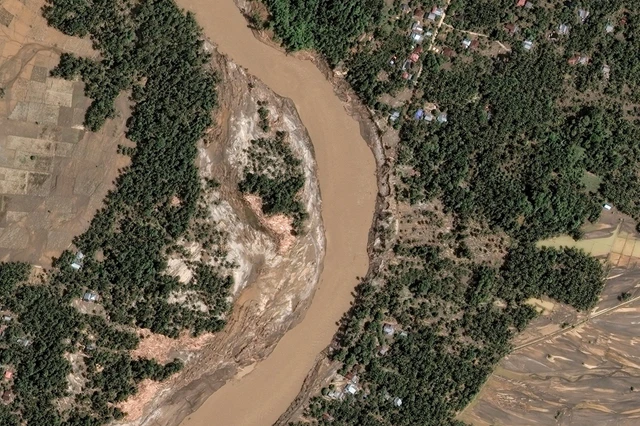Citra satelit setelah banjir bandang menerjang ladang dan vegetasi di Sungai Peusangan, Bireuen, Aceh, pada Minggu (30/11/2025). Foto: Vantor/HO via REUTERS