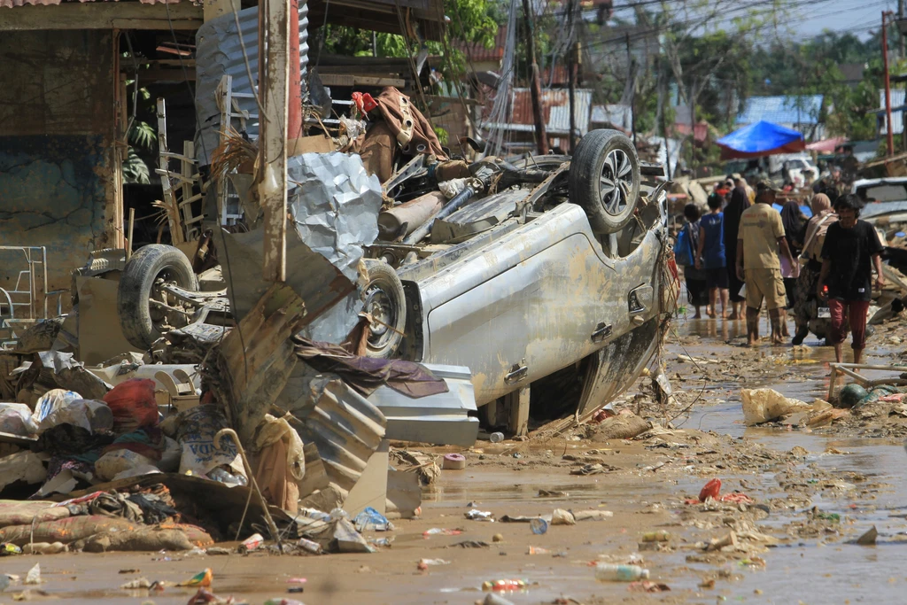 Derasnya banjir bandang membuat kendaraan roda dua, roda empat hingga truk tangki hanyut terbawa banjir