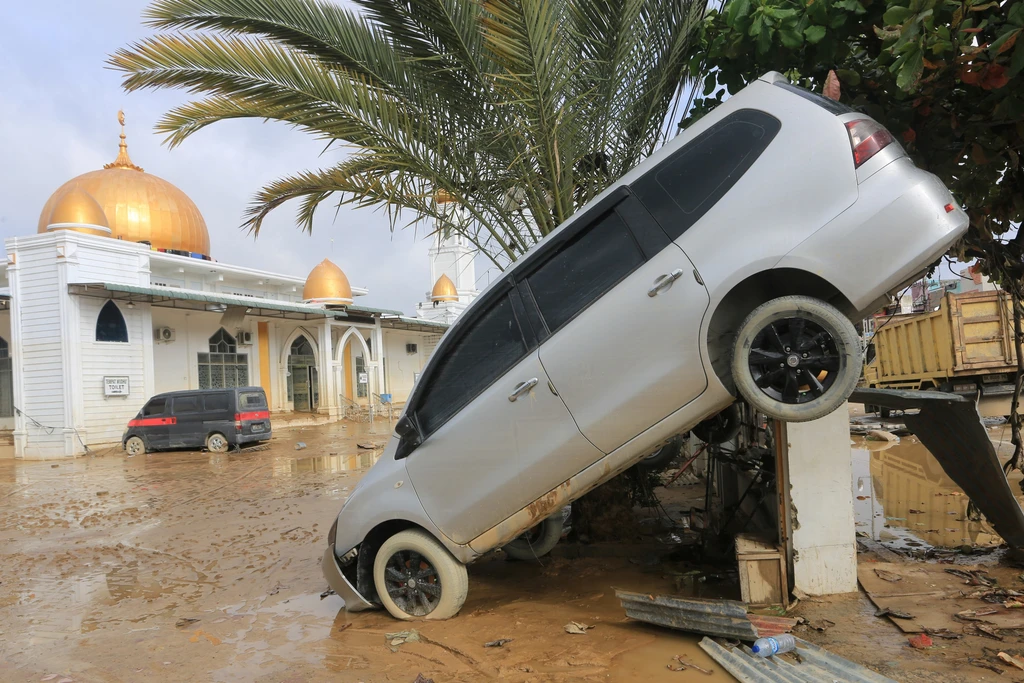 Derasnya banjir bandang membuat kendaraan roda dua, roda empat hingga truk tangki hanyut terbawa banjir