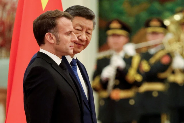Presiden China Xi Jinping menyambut kedatangan Presiden Prancis Emmanuel Macron sebelum pertemuan di Beijing, China, Kamis (4/12/2025). Foto: Ludovic Marin/Pool via REUTERS