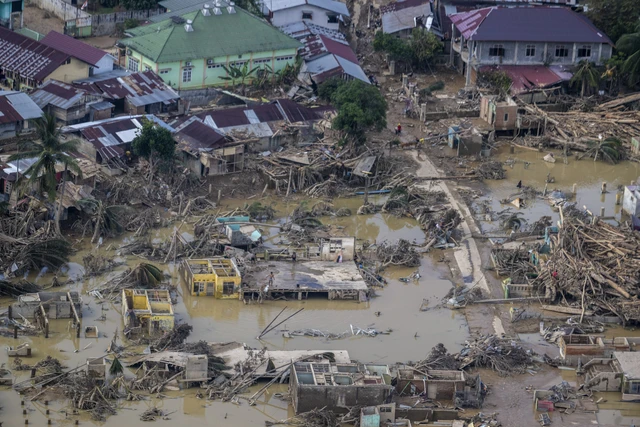 Sejumlah bangunan rusak pascabanjir bandang di Aceh Tamiang, Aceh, Kamis (4/12/2025). Foto: Bayu Pratama S/ANTARA FOTO
