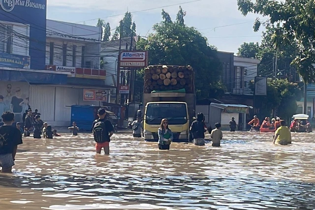 Banjir di Kecamatan Dayeuhkolot, Kabupaten Bandung, Jumat (5/12) pagi. Foto: kumparan