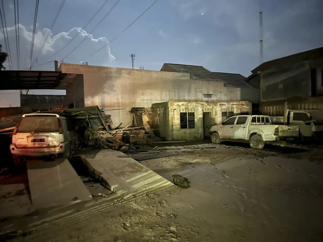Kendaraan-kendaraan yang tersapu akibat banjir bandang di Aceh Tamiang. Foto: Dok. PMI